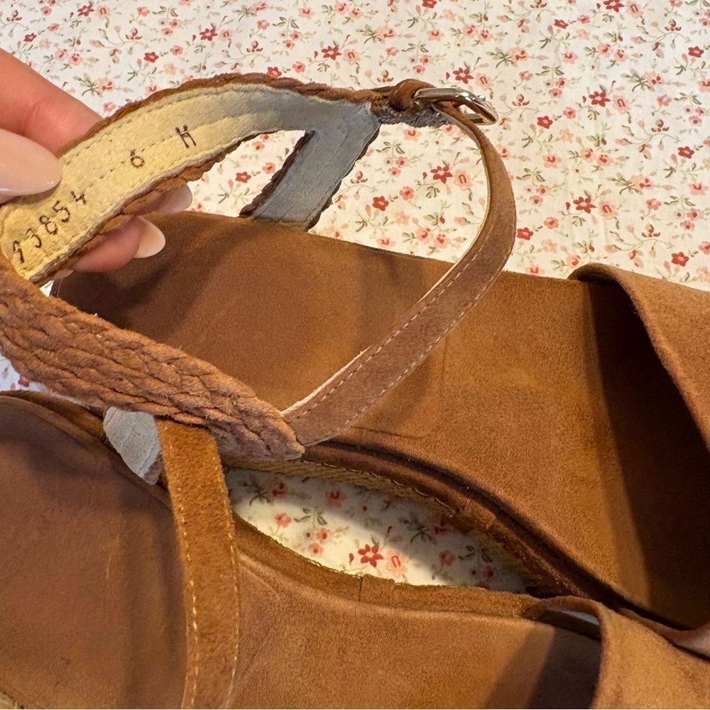 PLATFORM WAY
STUART WEITZMAN
Color: Amaretto Suede - Picture 4 of 7